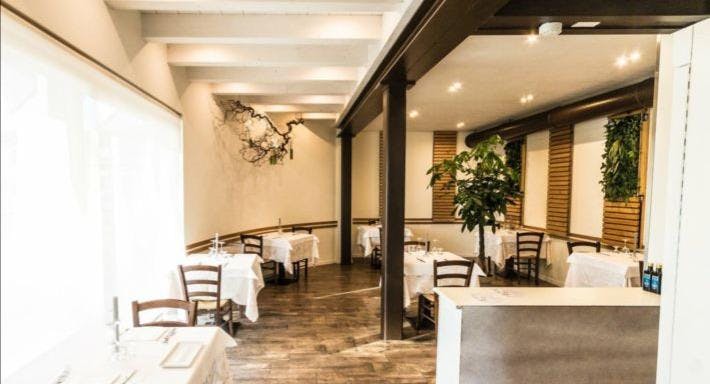 La sala del ristorante, tovaglie bianche e travi a vista