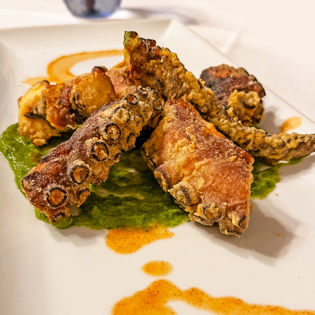 Polpo fritto su crema di piselli